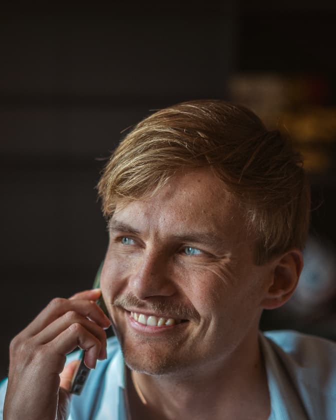 Unvolt-specialist in gesprek aan de telefoon