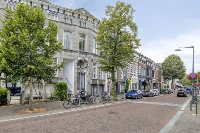 Straatbeeld van de Ginnekenweg in Breda